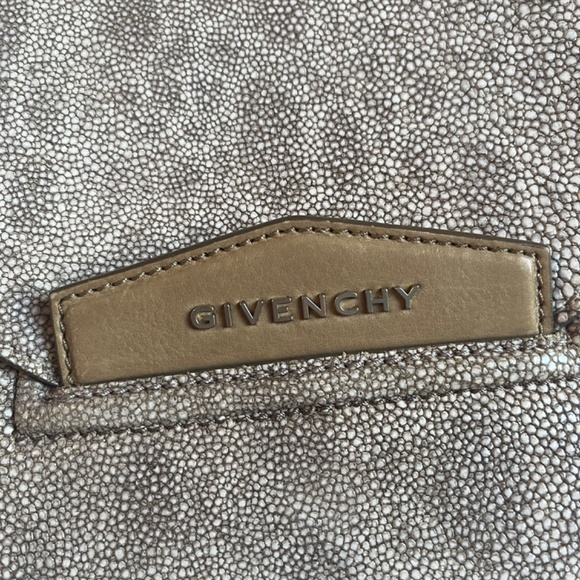 Givenchy RARE Antigona Leather Envelope Pebbled Beige Tan Clutch Handbag Logo - Picture 3 of 12